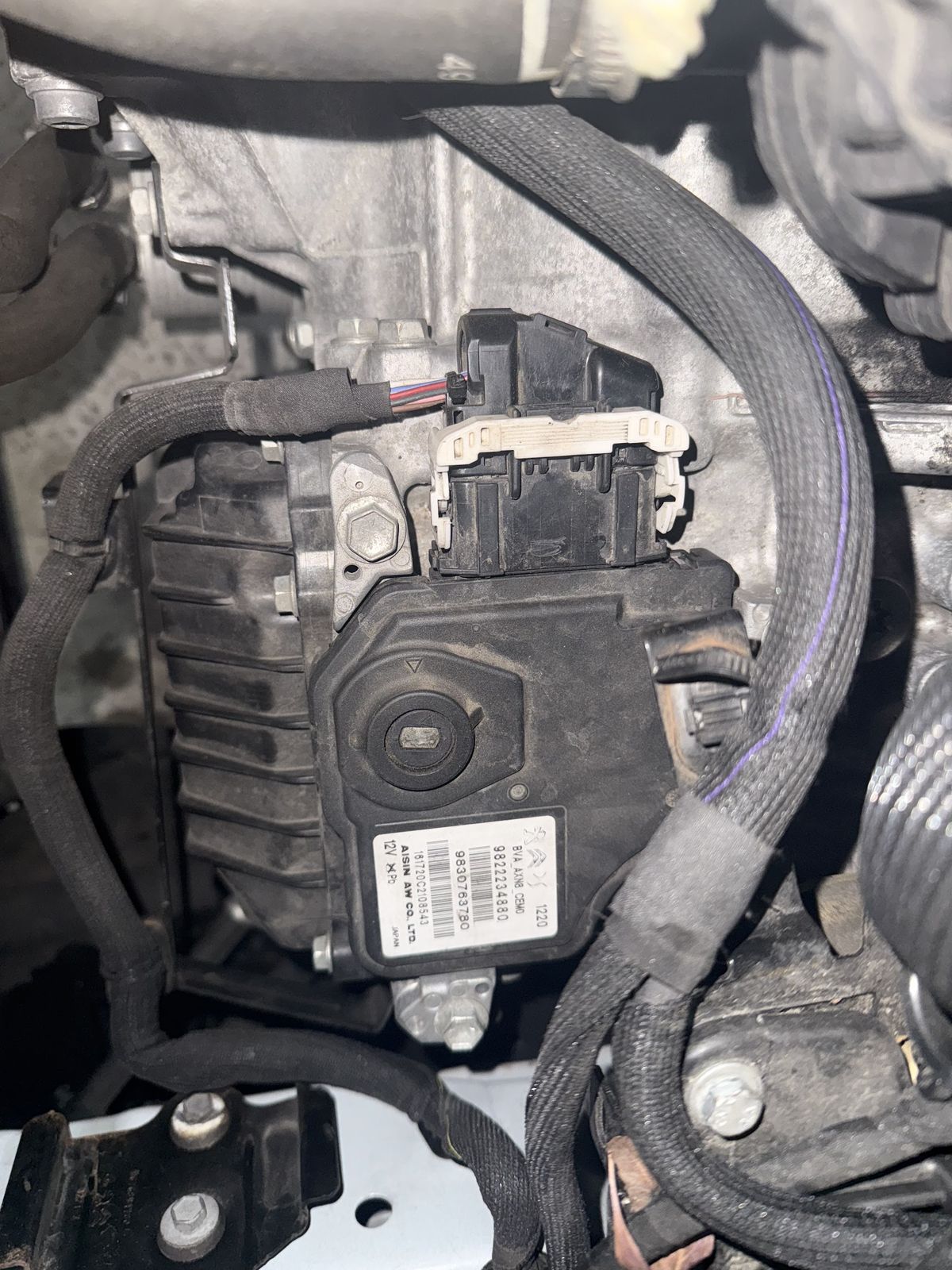 Close-up van het motorcompartiment met regelunit en bekabeling