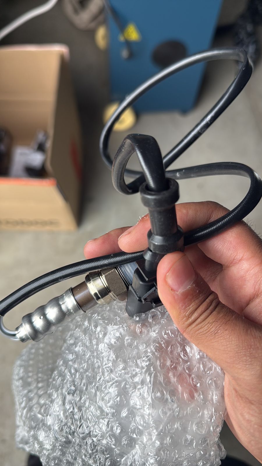 Een nieuwe sensor wordt uit de verpakking gehaald